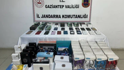 Raflar tıklım tıklım doluydu… Gaziantep’te jandarma 1.8 milyonluk kaçak buldu!