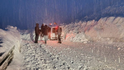 Hakkari-Van yolunda iki çığ arasında kalan 5 araç kurtarıldı