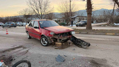 Dönmeye çalışırken gelen kaza: Otomobile çarpan motosiklet sürücüsü yere savruldu!