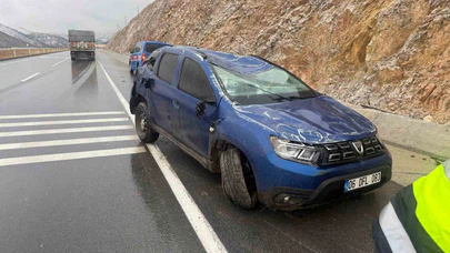 Refüje devrildi, metrelerce sürüklendi! Sürücü şans eseri hayatta!