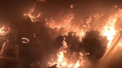 Diyarbakır'da iş yeri cayır cayır yandı: O anlar itfaiye erinin kamerasına yansıdı!