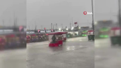 İstanbul’da lodos dehşeti... Çatılar uçtu, tezgahlar devrildi, sokaklar karıştı!