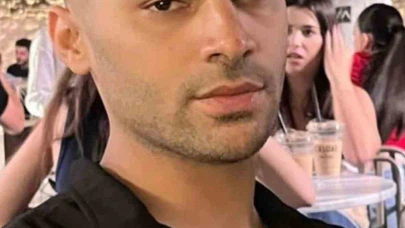 Emniyet şeridindeki kamyona çarpan motosikletli genç hayatını kaybetti