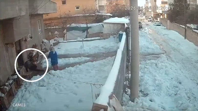 Düşenin dostu yok... Şanlıurfa’da bir evin önü buz pistine döndü, düşen düşene!