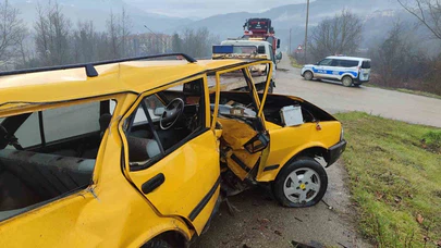 Bir anlık dalgınlık, tonlarca demirle buluşma! Araba pert, sürücü ayakta...