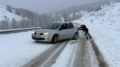 Kar yağışı yolu kapattı, sürücüler mahsur kaldı: Adıyaman'da ulaşım felç!