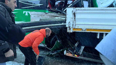 Karlı yolda kayan yolcu otobüsü tıra çarptı: 1’i ağır 12 yaralı