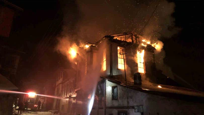 Kastamonu’da tarih alevlere teslim oldu! 3 katlı konak küle döndü...