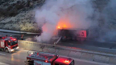 Dumanları fark etti, hayat kurtuldu: Tır alevlere teslim oldu