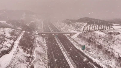 İstanbul’da kar geri döndü... Kuzey Marmara Otoyolu beyaza büründü!