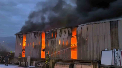 Lastik deposundan 'cehennem' fragmanı... Alevler geceyi yuttu, evler son anda kurtuldu!