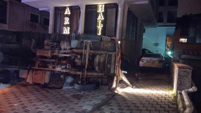 Kaçış filmi kısa sürdü, finali park yerinde yaptı... Moloz yüklü kamyonet otomobile 'üstten' bakmakla kalmadı!