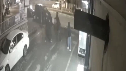 Mardin’de sokak ortasında kan aktı! Gece yarısı hesaplaşması kameralara böyle yansıdı...