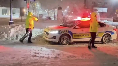 Soğuk havada sıcacık kareler... Mardin’de polisler çocuklarla kar topu oynadı!