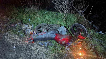 Bir viraj ve metrelerce sürüklenme... Motosiklet sürücüsünün hayat mücadelesi devam ediyor!