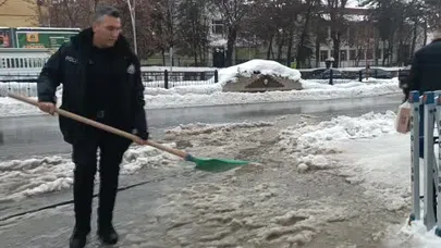Muş'ta yayalar suda mahsur kaldı... Kürekle yardım eden polis büyük takdir topladı!
