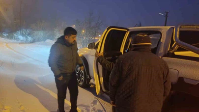 Karda mahsur kalan iki kadını belediye çalışanları kurtardı