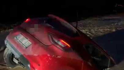 Asfalt sandılar bataklık çıktı... Otomobil çamura gömüldü, sürücü son anda kurtarıldı!