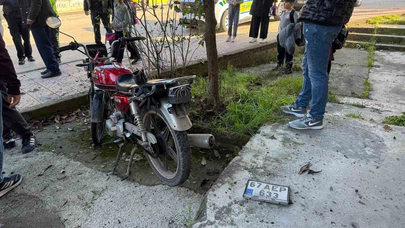 Saniyelerle gelen felaket! Motosiklet kaldırıma uçtu!