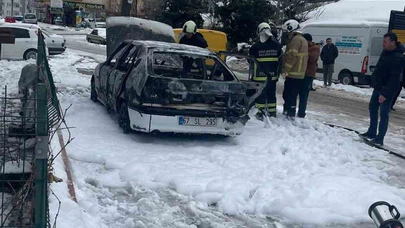 Düzce'de park halindeki otomobilden 'Alevli' yangın şöleni!