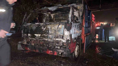 Antalya'da sessiz gece alevlerle bölündü: Kamyonet tamamen yandı!