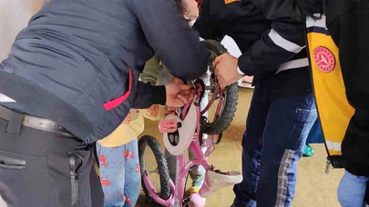 Parmağı bisiklet zincirine sıkışan çocuğu itfaiye kurtardı