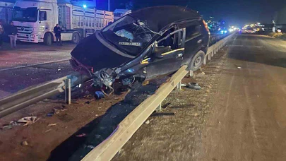 Hatay’da şoför yolu pist sandı, otomobil bariyerlere saplandı!