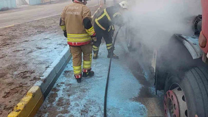 Reyhanlı’da yola ateş düştü: Tırdan yükselen duman gökyüzünü kapladı!