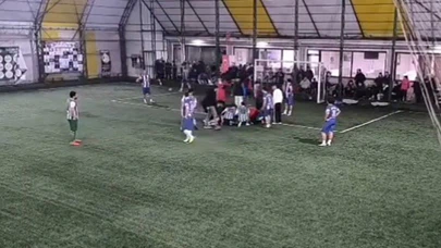 Futbol maçında saniyelerle yarış: Hakemin müdahalesi halı sahada hayat kurtardı