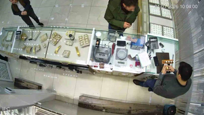 Bileğine altın takma hayaliyle geldi, kelepçeyle döndü! Kuyumcuda sahte altın tiyatrosu kameralara yansıdı...