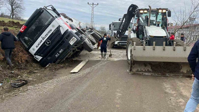 Samsun’da kaza anı yürek hoplattı... Belediye mikseri kanala 'dalış' yaptı!