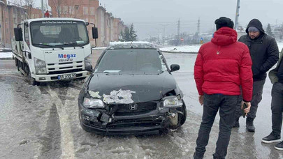 Canik’te yol kesişti, kaza kaçınılmaz oldu: Otomobiller birbirine girdi!
