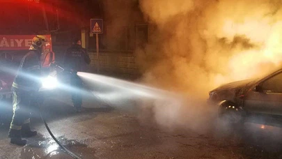 Park halindeki araç alev aldı, itfaiye ekipleri müdahale etti!