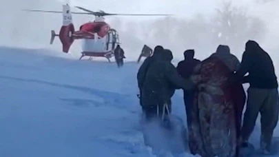 Dondurucu soğukta can taşıdılar... Şemdinli'de anne adayı için zamanla yarış!