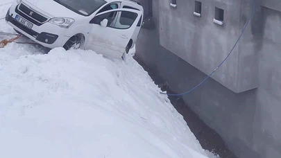 Siirt’te buzlu yolda facianın eşiğinden dönüldü… Araç duvarda asılı kaldı!