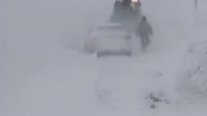 Sivas’ta kar yağdı, geçitler kapandı... Araçlar mahsur, ekipler zamanla yarışta!