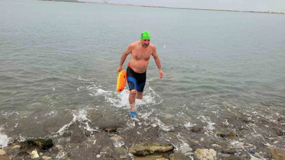 Şifa dedi, yağan kara aldırmadan denize girdi: İnebolu’da soğuğa meydan okudu!