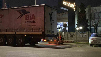 Alın teri betonla buluştu... TIR dorsesinden metrelerce yere savruldu!