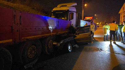 Aşırı hız, aşırı alkol, sıfır şans... Araba TIR'a kurşun gibi saplandı!