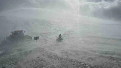 Çaykara’da aniden bastıran kar fırtınası... Yaylalarda hayatı adeta felç etti!