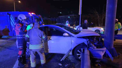 Ümraniye’de makas şovu pahalıya patladı! Alkollü sürücü bariyerlere ok gibi saplandı...