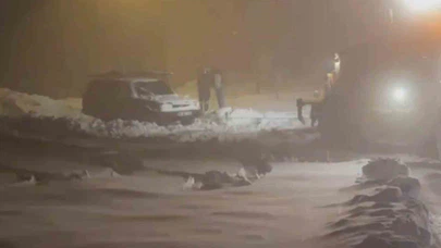 Elazığ’da beyaz kabus... Otomobil kara gömüldü, kepçe saniyelerle yetişti!