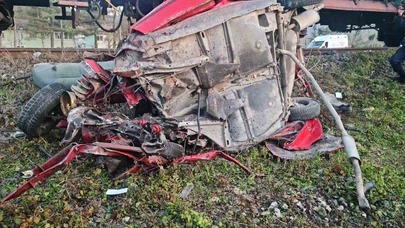 Yük treni hemzemin geçitte otomobile çarptı: 1 ölü