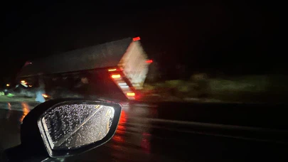 Direk yıkıldı, yollar karıştı: Denizli’de fırtına inşaatı yıktı, tır şarampole devrildi!