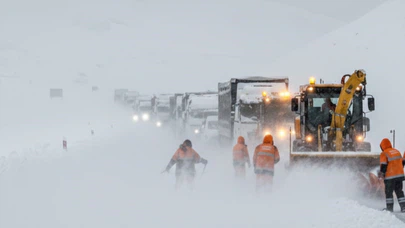 Yüksekova-Şemdinli yolunda kar esareti: Ulaşım tamamen durdu