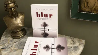 Belirsizlik felsefesi üzerine: BLUR raflardaki yerini aldı