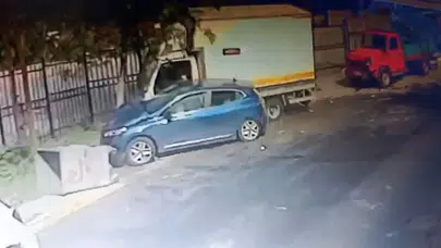 Sokak ortasında can pazarı! Tonlarca ağırlığındaki kamyonet biçti geçti