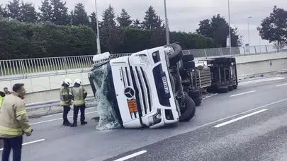 Bakırköy'de dev tanker yan yattı: Sızıntı riski nedeniyle yol kapatıldı