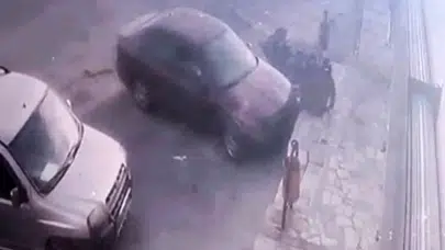 Geri vites yerine gaza bastı! Olan kaldırımda oturan vatandaşa oldu