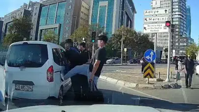 İzmir'de kaza uyarısı pahalıya patladı: Öfkeli gençler tekmelerle bu hale getirdi!